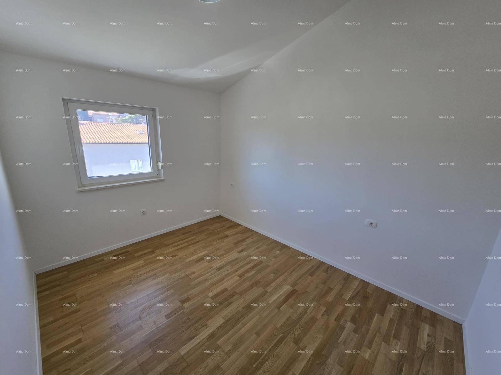 Helles Zimmer mit Laminatboden und Fenster, ideal als Schlaf- oder Kinderzimmer unter Dachschräge.