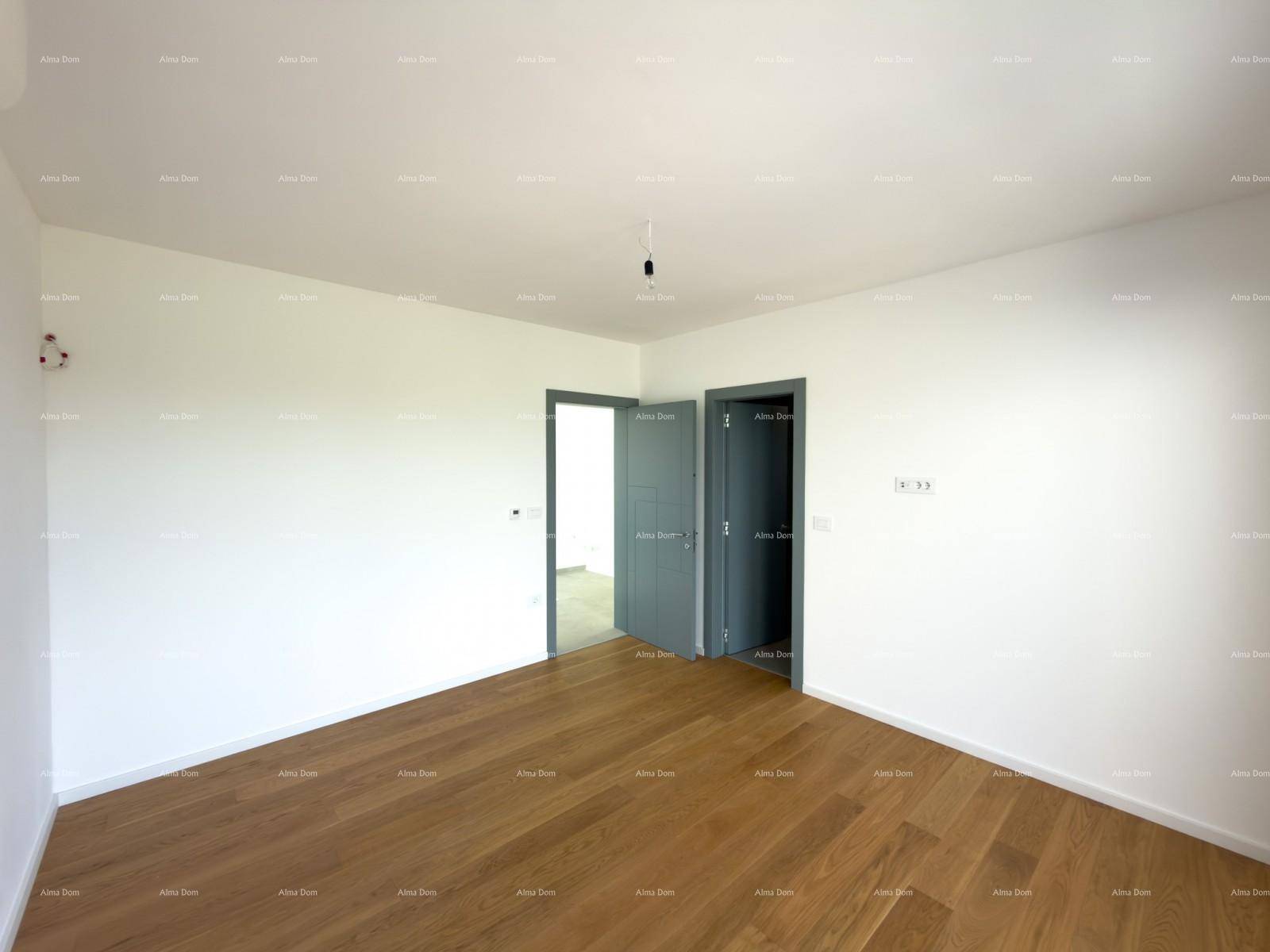 Leerer Raum mit Holzboden und zwei Türen, die zu weiteren Zimmern führen.