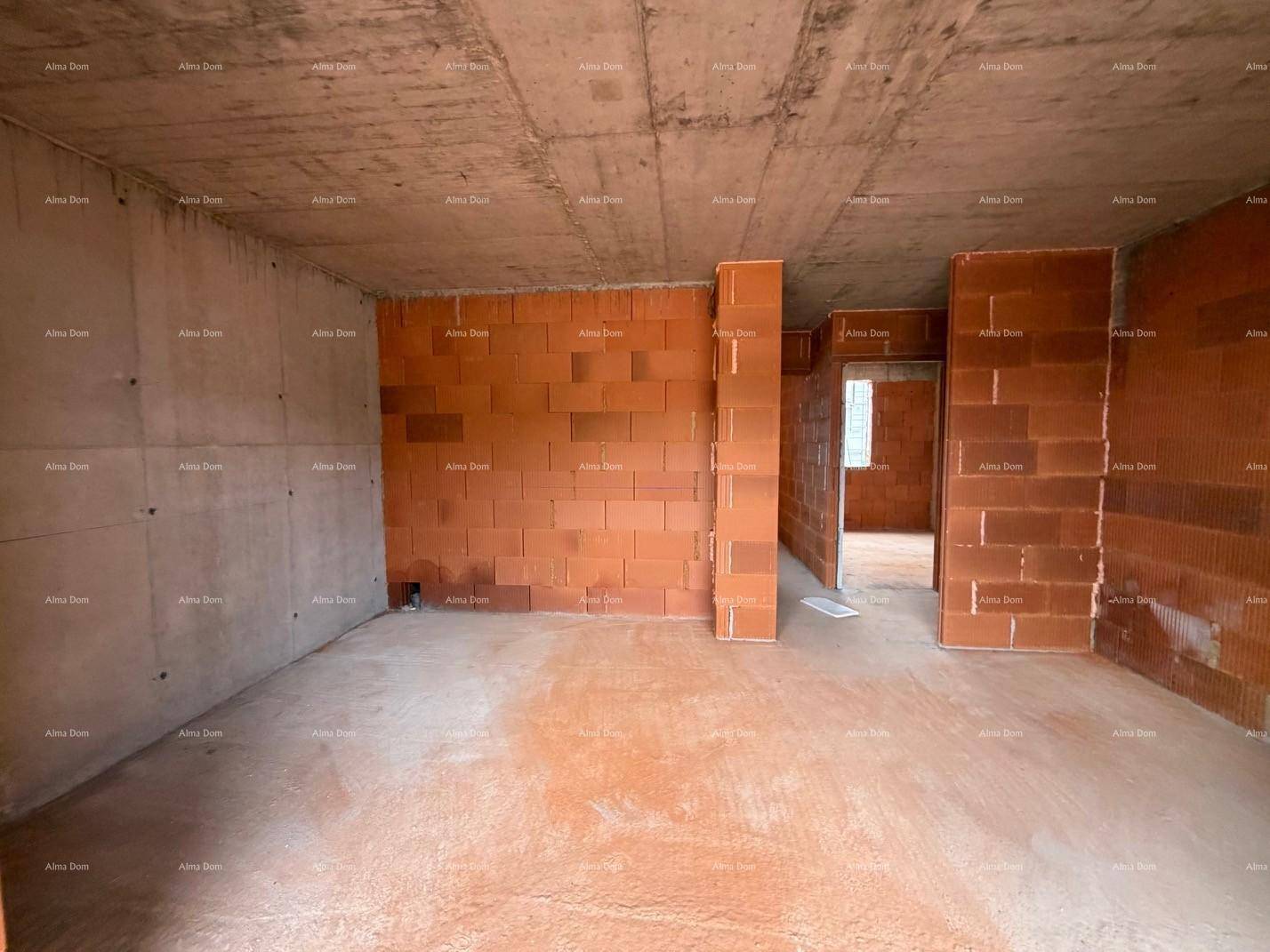 Geräumiger Rohbau-Raum mit unverputzten Wänden und Betonboden, der viel Potenzial bietet.
