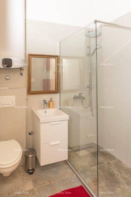Modernes Badezimmer mit ebenerdiger Dusche, wandhängendem WC und Einzelwaschbecken.