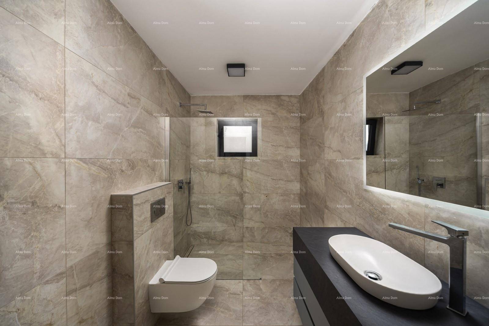 Helles Badezimmer mit begehbarer Dusche, Wand-WC und modernem Waschtisch.