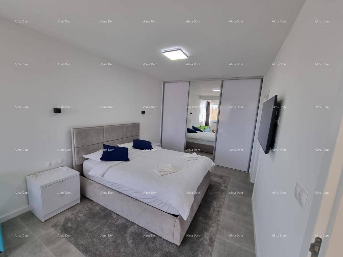 Helles Schlafzimmer mit Doppelbett, Schiebetürenschrank und moderner Einrichtung für Komfort.