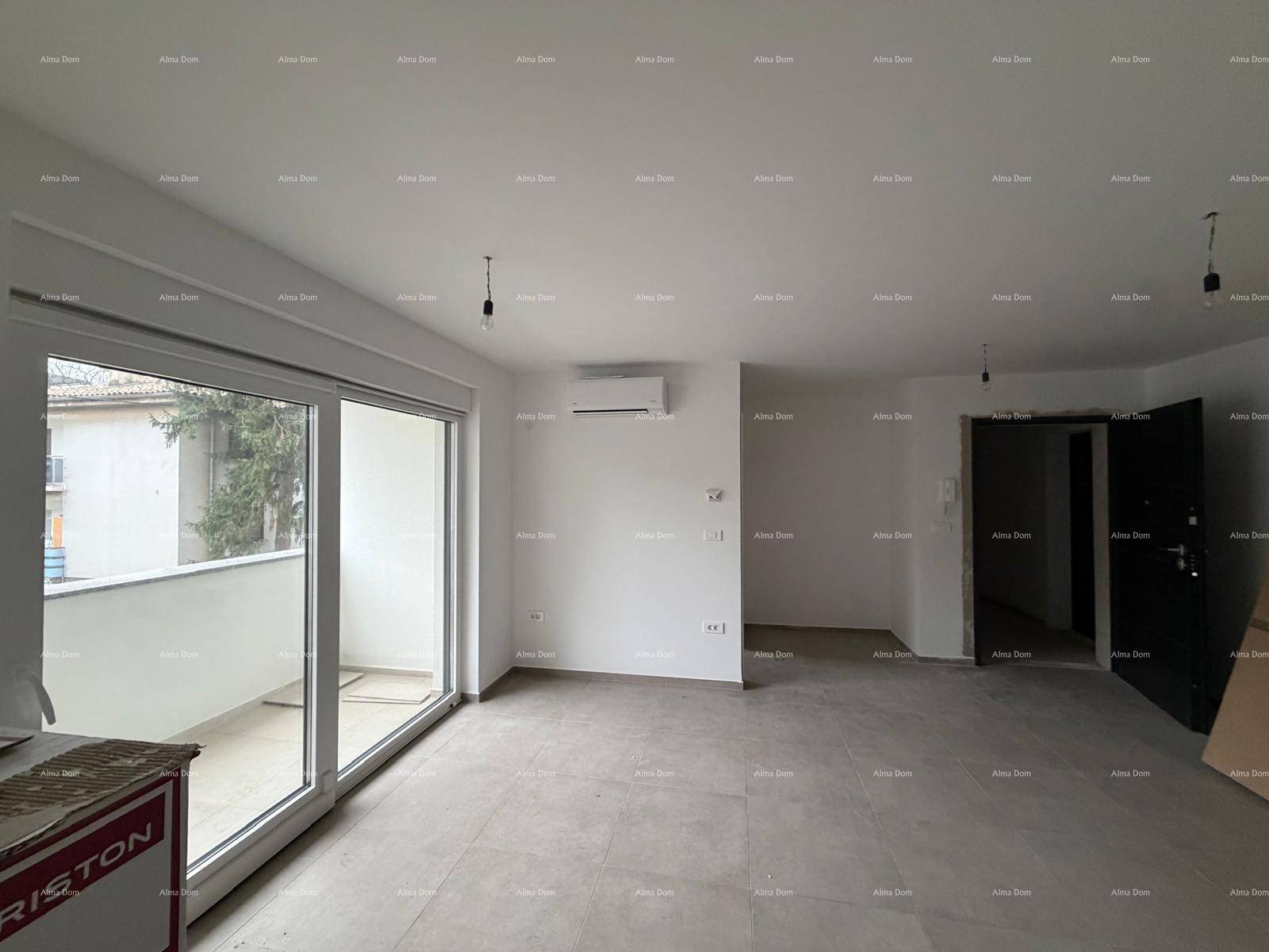 Geräumiges Wohnzimmer im Rohbau mit Fliesenboden, Klimaanlage und Zugang zum Balkon.
