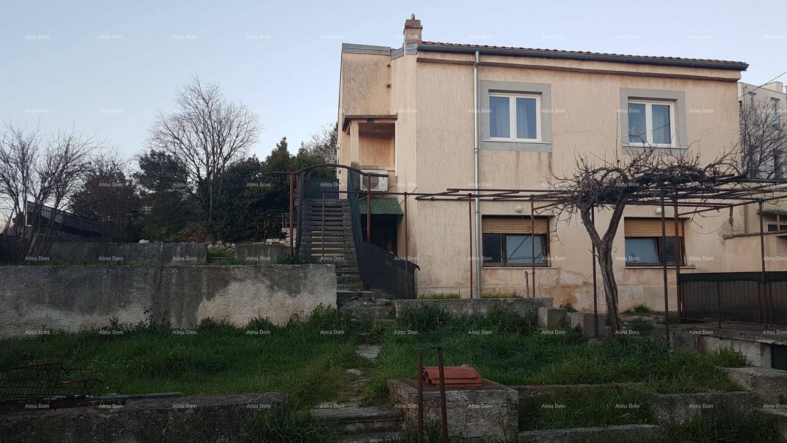 Außenansicht des Hauses mit Gartenbereich, Außentreppe und Pergola bei gedämpftem Tageslicht.