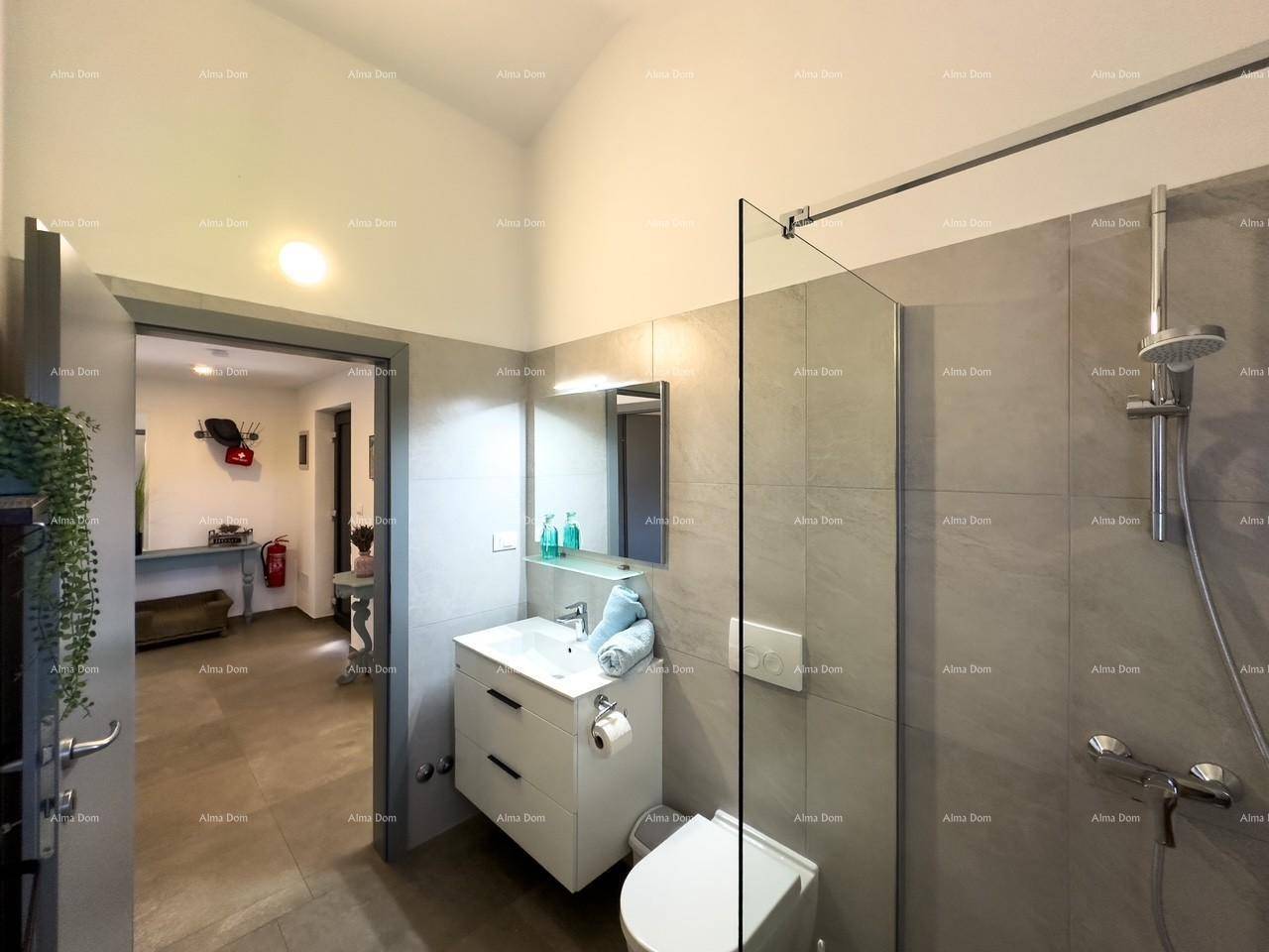 Helles Badezimmer mit Duschkabine, Waschbecken und Blick in den Flur.