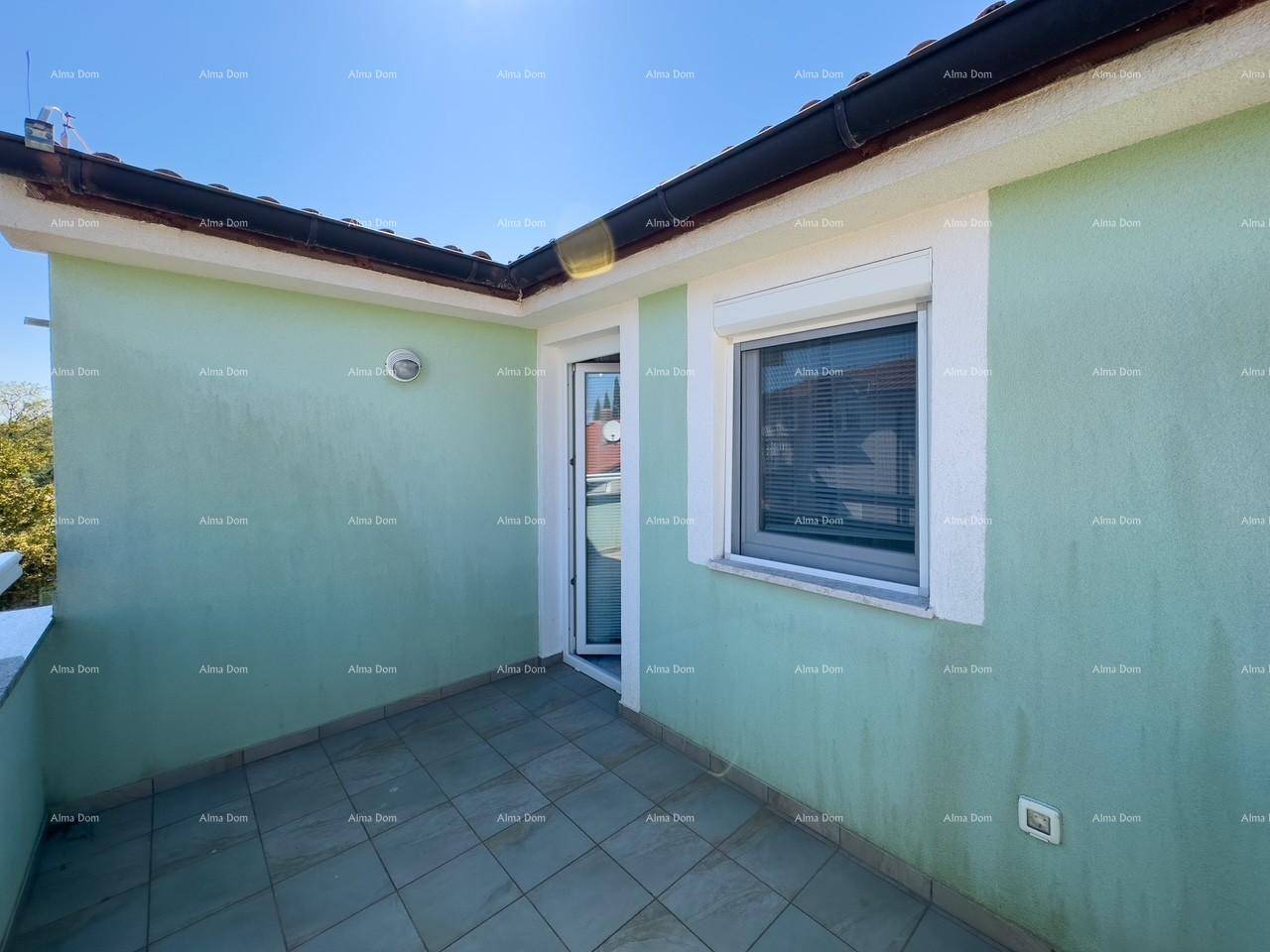 Sonniger Balkon mit Fliesenboden und Zugang zum Innenbereich des Apartments.