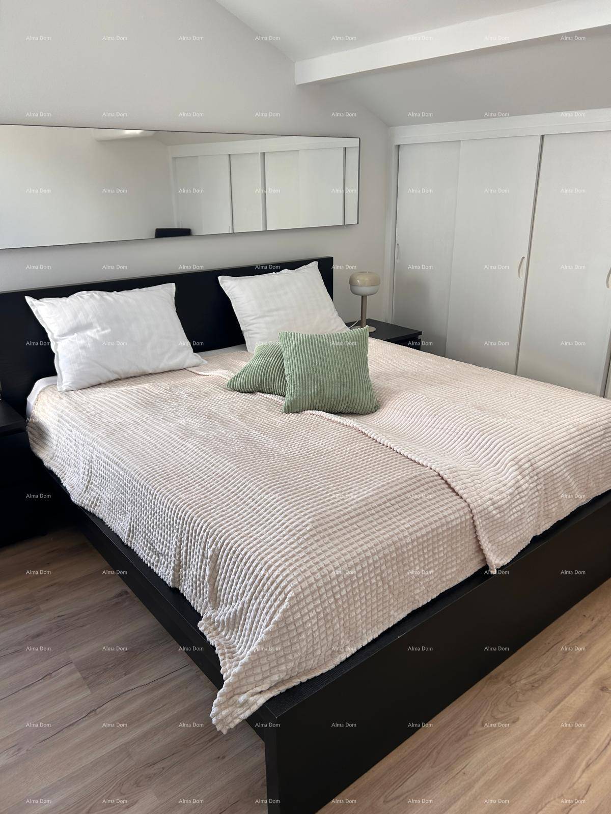 Schlafzimmer mit Doppelbett, Einbauschränken und schrägen Decken.