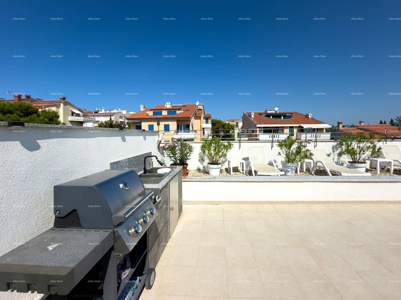 Sonniger Terrassenbereich mit modernem Grill und Liegestühlen für Entspannung im Freien.