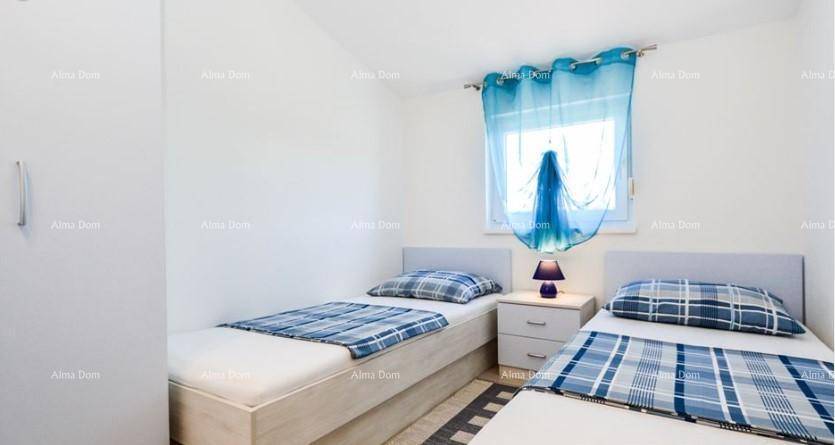 Schlafzimmer mit zwei Einzelbetten und blauen Akzenten, bietet eine ruhige und entspannende Atmosphäre.