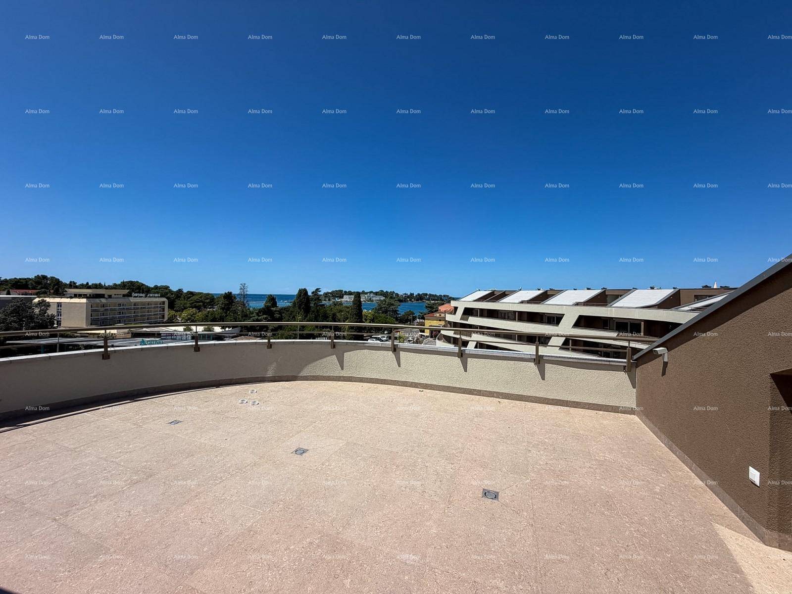 Große Dachterrasse mit weitem Blick auf die Umgebung und das Meer.