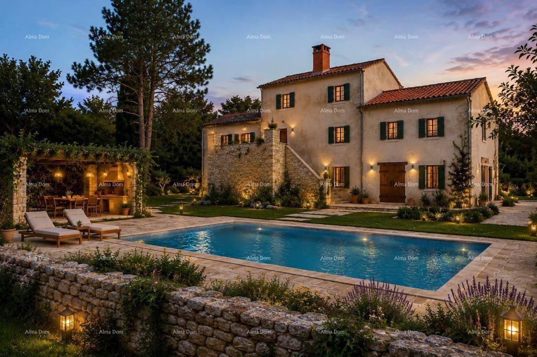 Stimmungsvolle Abendaufnahme einer mediterranen Villa mit beleuchtetem Pool und Gartenbereich.