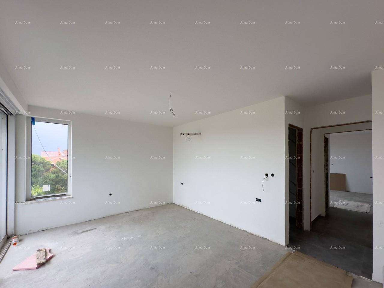 Unfertiger Raum mit einem Fenster und Zugang zu einem weiteren Zimmer, im Rohbau.