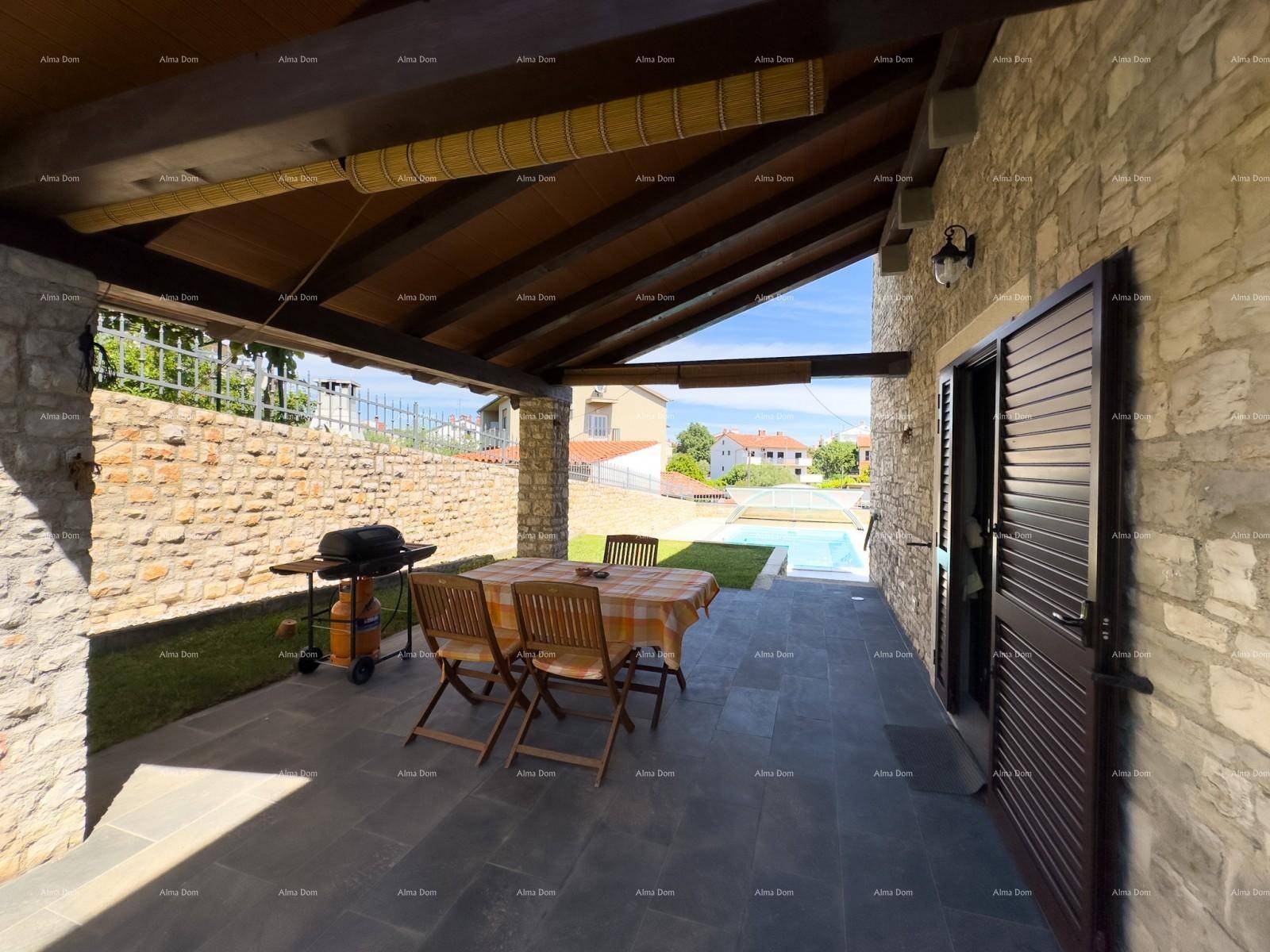 Geräumige überdachte Terrasse mit Essbereich und weitem Blick auf den Pool und die Umgebung.