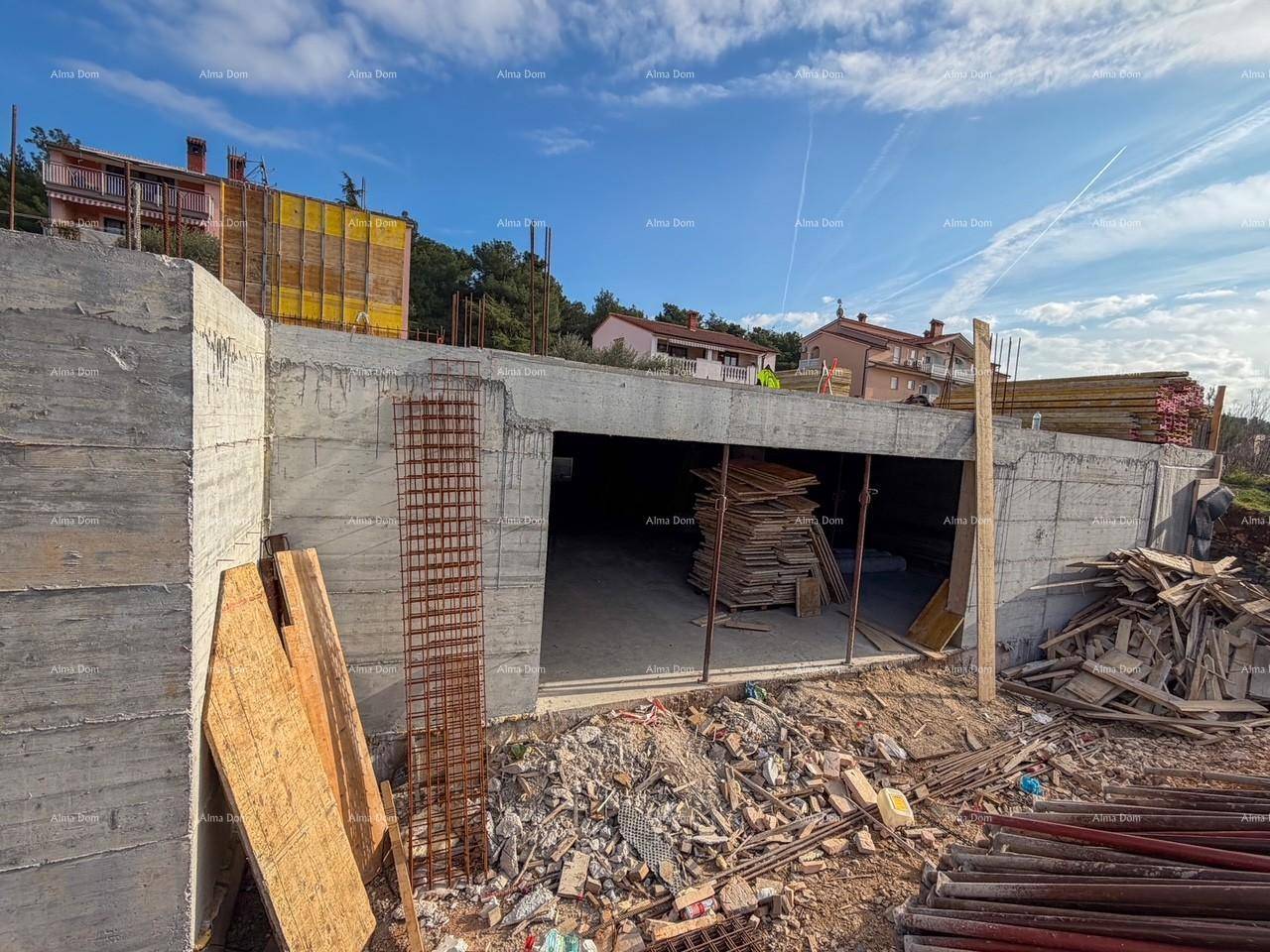 Baustelle mit großer Öffnung in der Betonstruktur, möglicherweise für eine Tiefgarage.