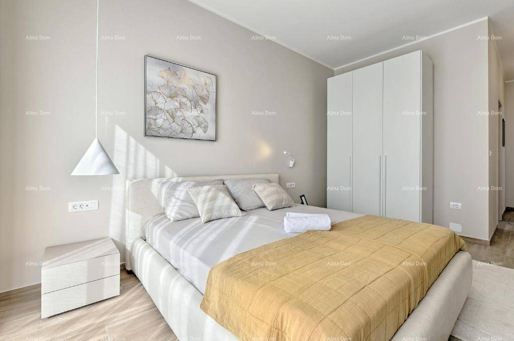 Schlafzimmer mit großem Bett, weißem Kleiderschrank und moderner Wanddekoration.