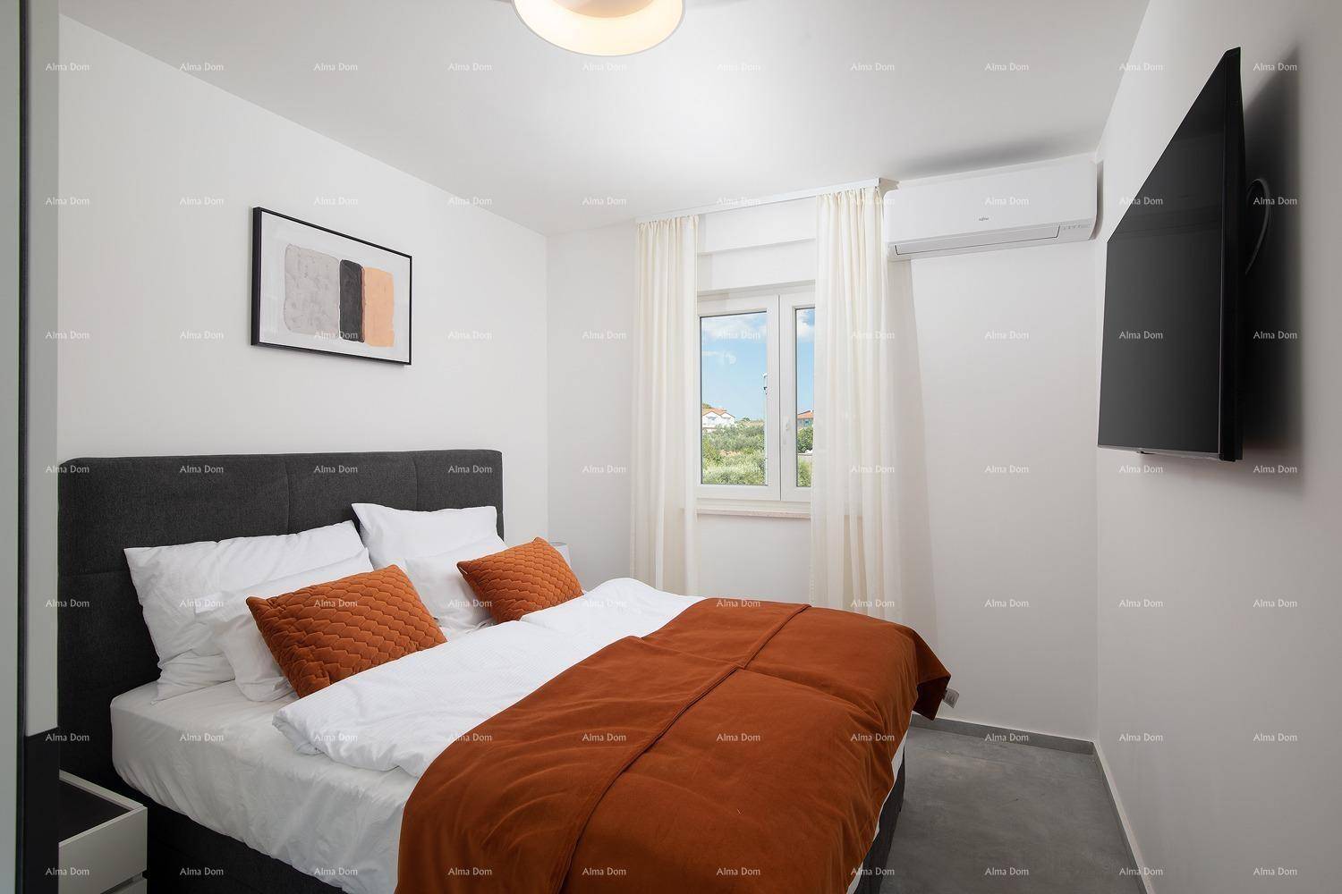 Gemütliches Schlafzimmer mit Doppelbett, Fernseher, Klimaanlage und Fenster mit Ausblick.