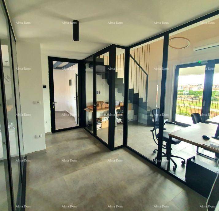 Moderner Bürobereich mit Glaswänden, Treppe und Blick ins Grüne, offen und lichtdurchflutet.