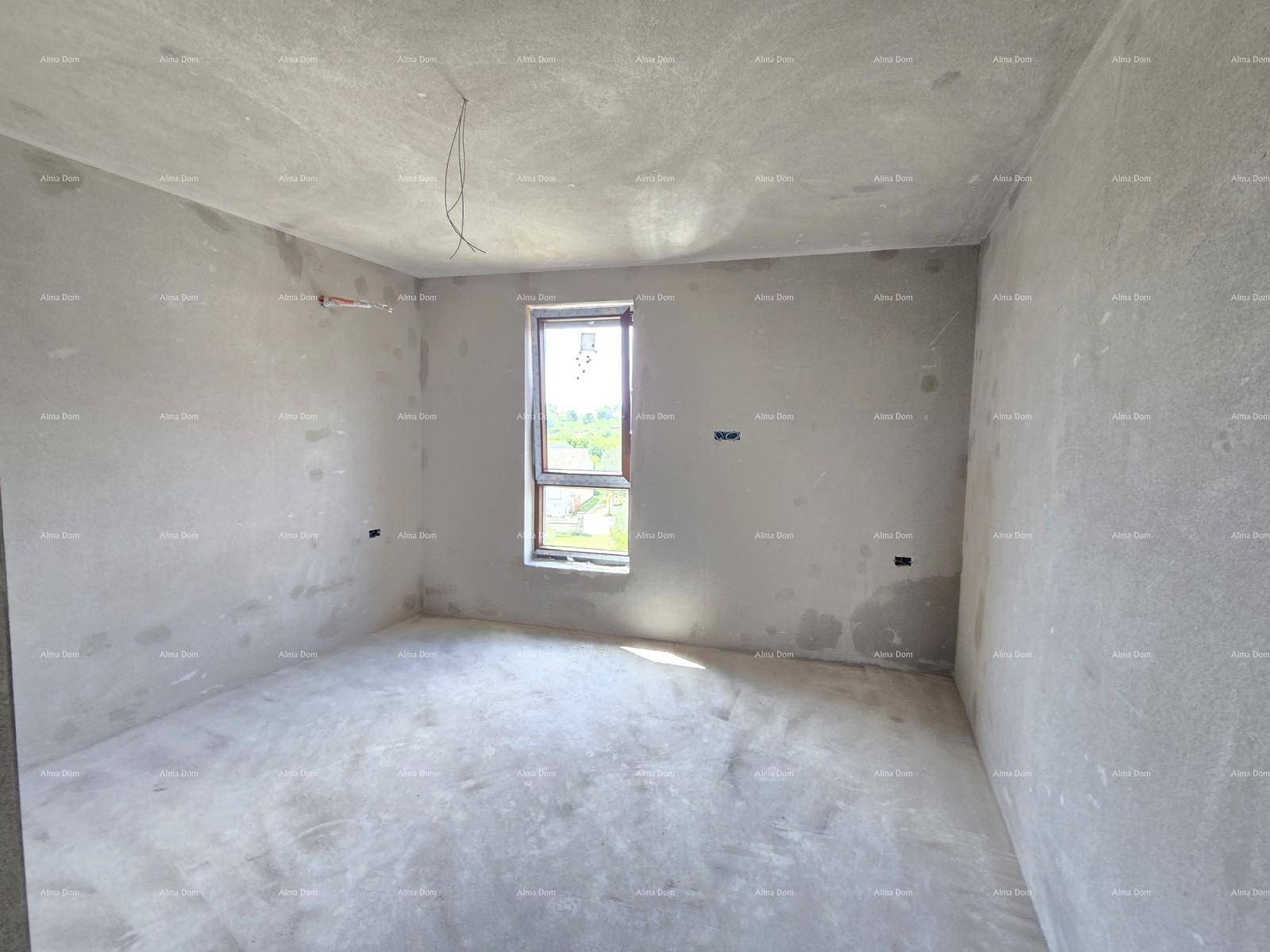 Unfertiges Schlafzimmer mit Betonboden und einem einzelnen Fenster für natürliches Licht.
