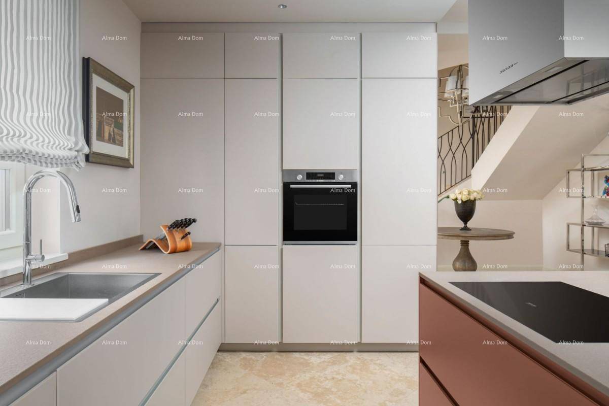 Detailansicht der modernen Küche mit integriertem Backofen und eleganten, grifflosen Schränken.