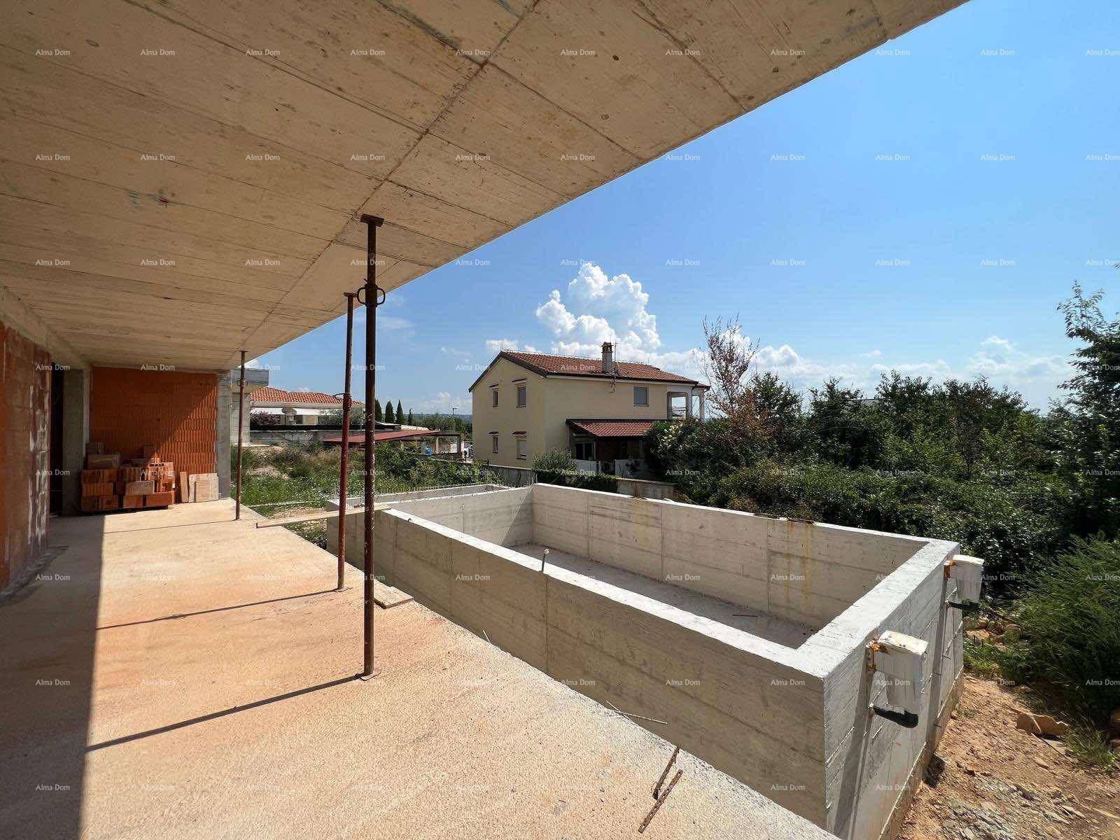 Balkon im Rohbau mit Blick auf die zukünftige Poolschale und die umliegende Landschaft.