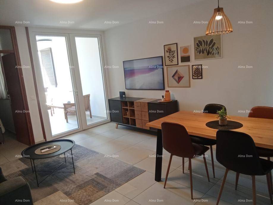 Gemütlicher Wohn-Essbereich mit Esstisch, Couchtisch und direktem Zugang zum Außenbereich.