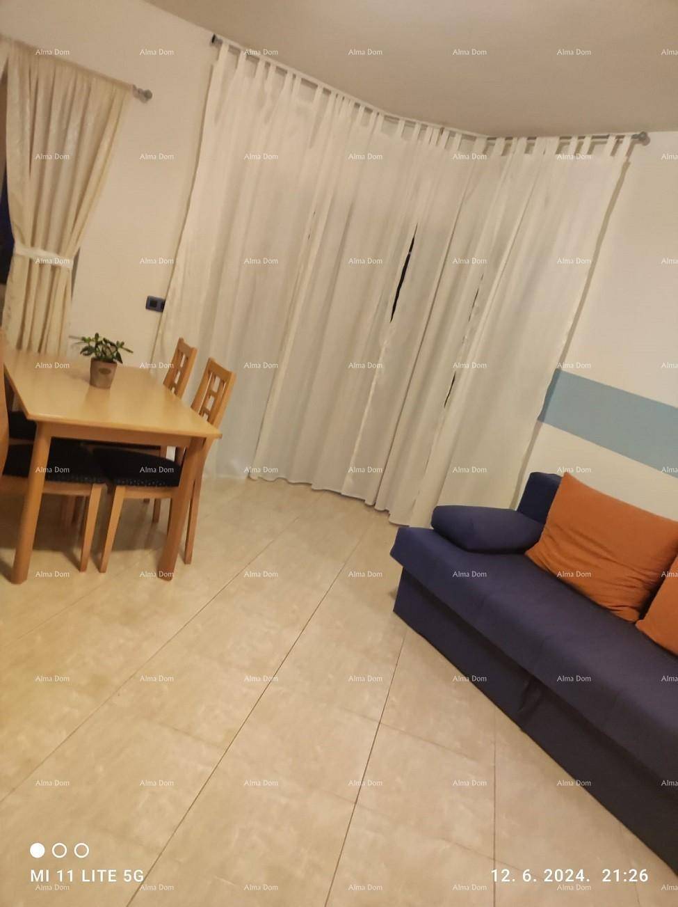 Kombinierter Wohn- und Essbereich mit Fliesenboden, Esstisch und Sofa, gemütlich eingerichtet.