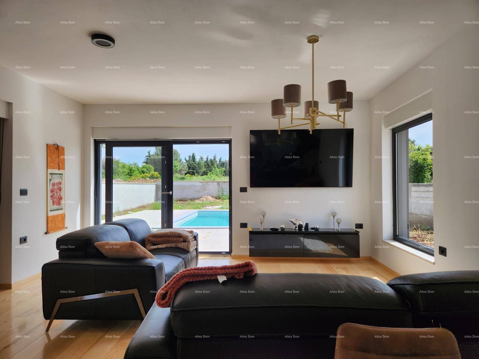 Helles Wohnzimmer mit modernem Sofa, großem Fernseher und direktem Zugang zum Poolbereich im Freien.