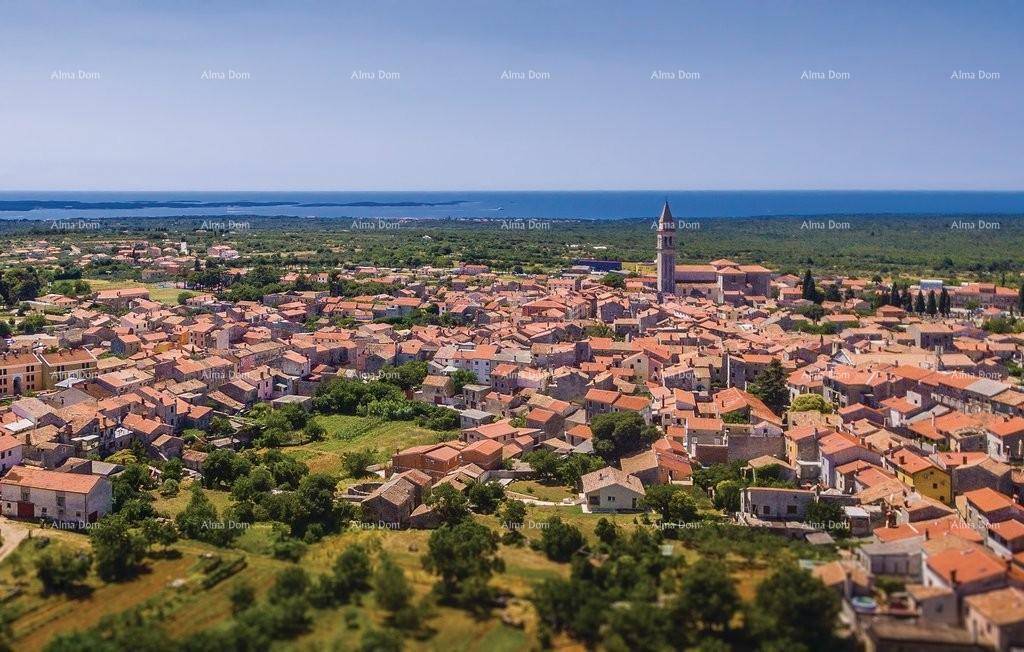 Malerische Luftaufnahme einer Küstenstadt mit roten Dächern und Meerblick.