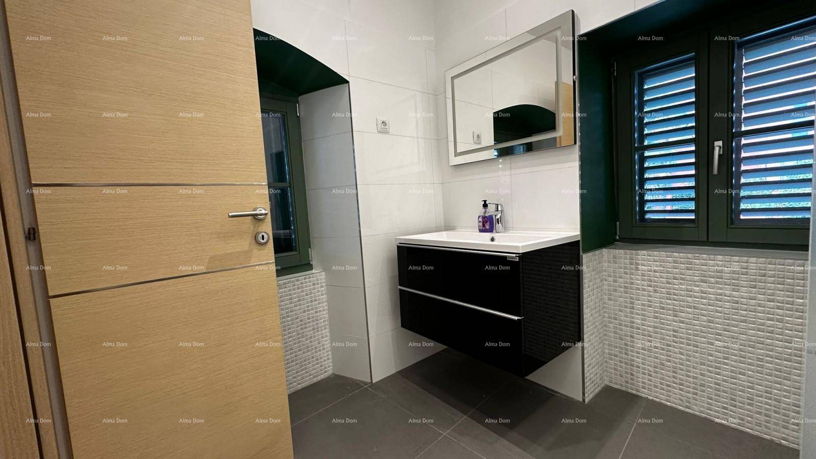 Modernes Badezimmer mit Einzelwaschbecken, Spiegelschrank und Fenster mit Fensterläden.