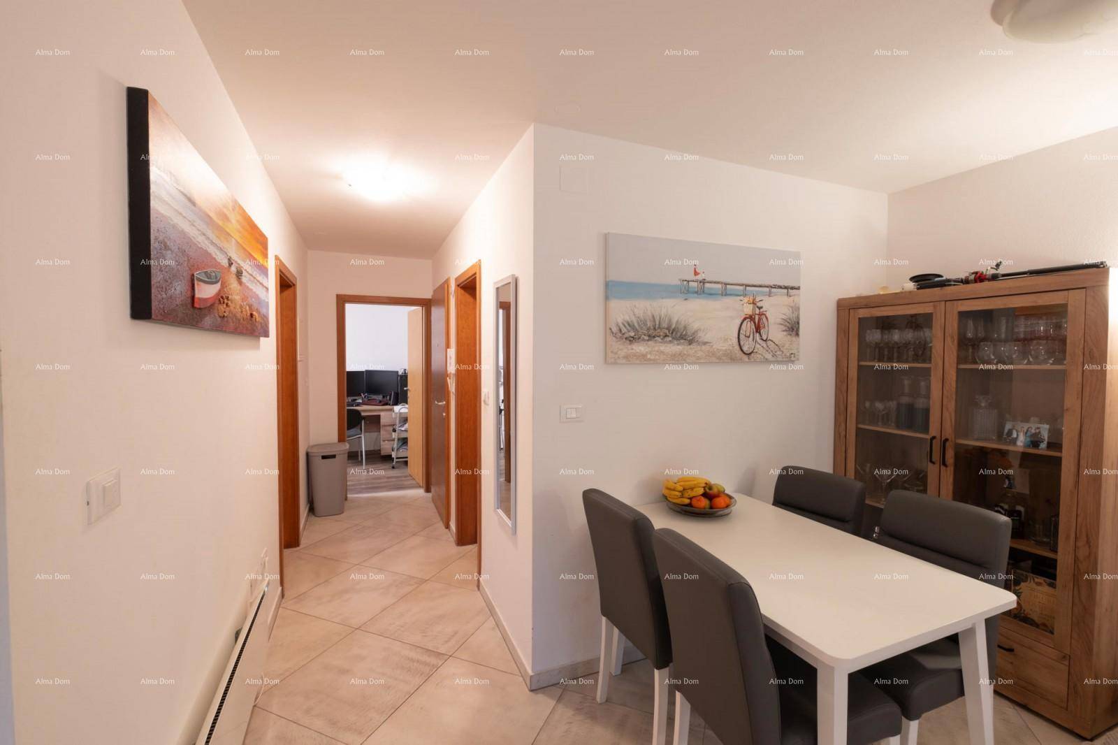 Heller Flur mit Essbereich, Vitrinenschrank und Zugang zu weiteren Räumen.