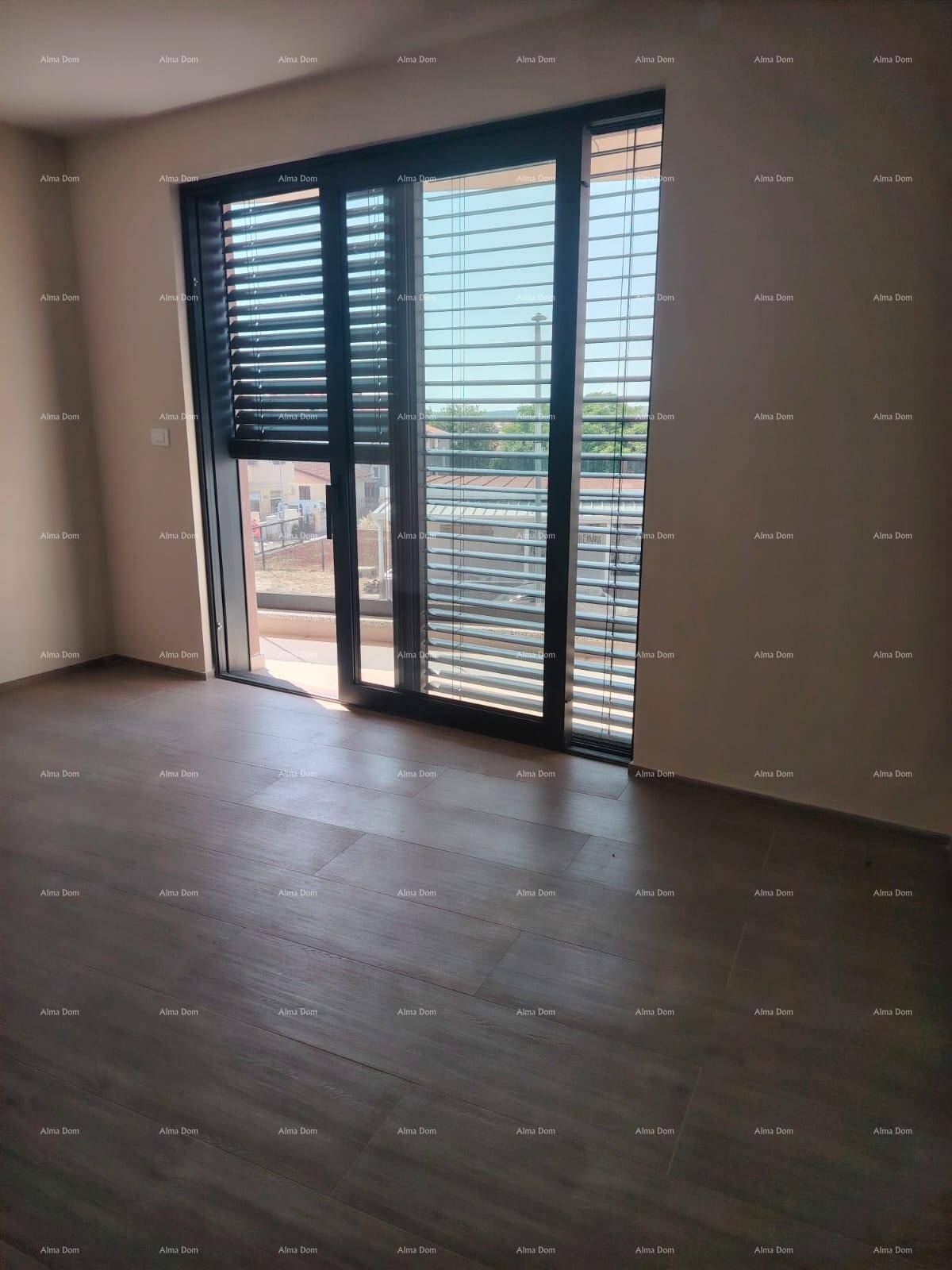 Geräumiges Zimmer mit großer Schiebetür, die viel Licht hereinlässt und einen modernen Bodenbelag aufweist.