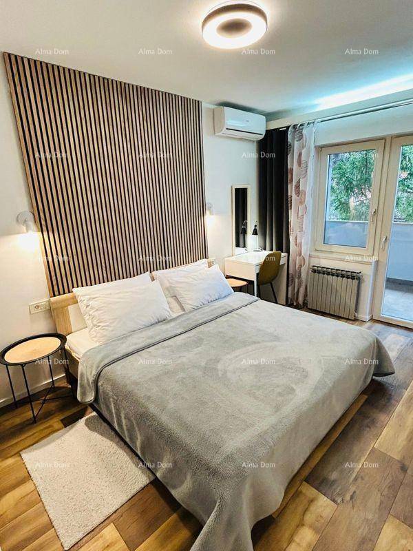 Modernes Schlafzimmer mit Holzboden, dekorativer Akzentwand und Zugang zum Balkon.