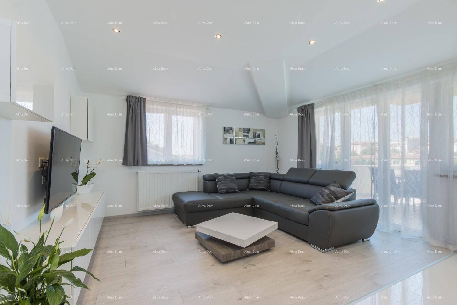 Modernes Wohnzimmer mit großem Ecksofa, TV-Möbeln und viel Tageslicht durch die Fenster.