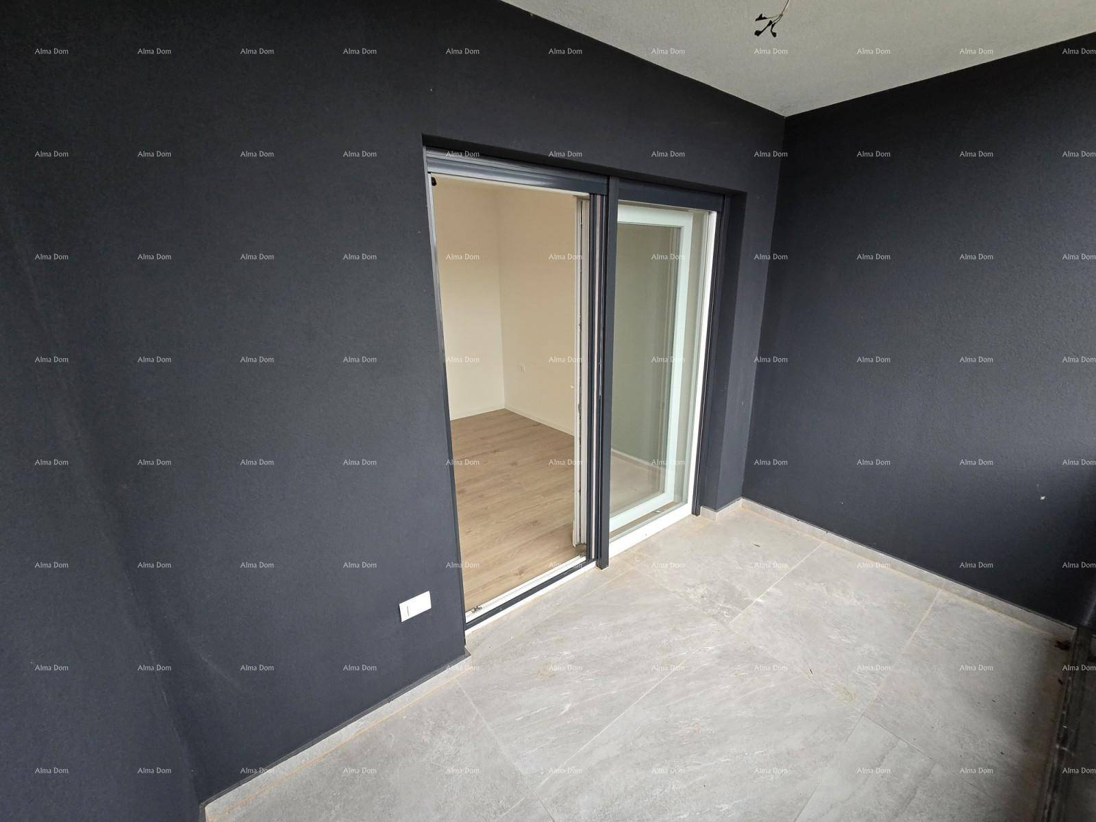 Moderner Balkon mit dunklen Wänden und Fliesenboden, ideal für Entspannung.