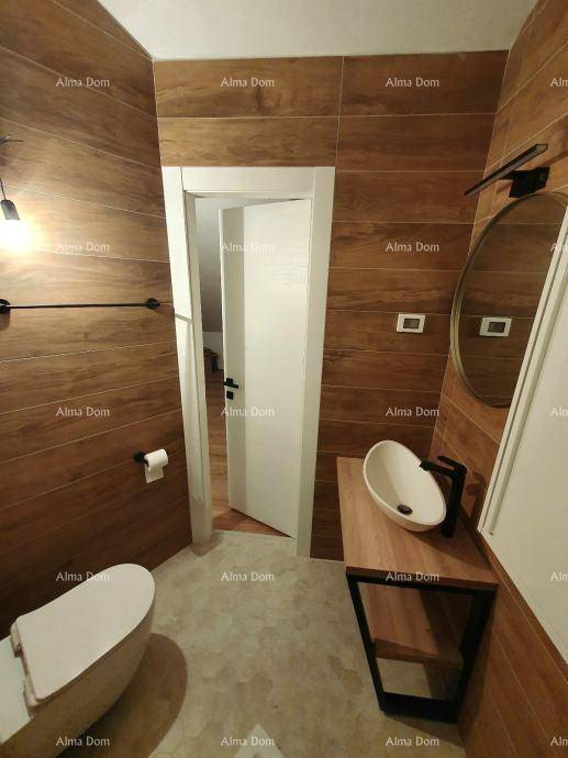 Modernes Badezimmer mit WC und Waschbecken, Holzakzente und runder Spiegel.