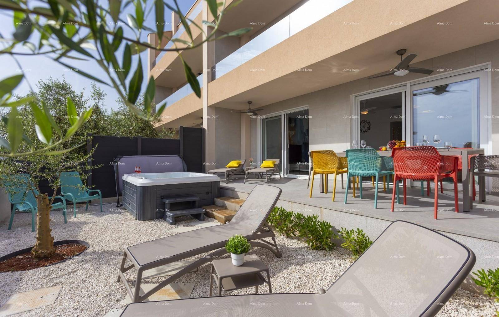 Geräumige Terrasse mit Whirlpool, Sonnenliegen und farbenfroher Essgruppe für entspannte Stunden.