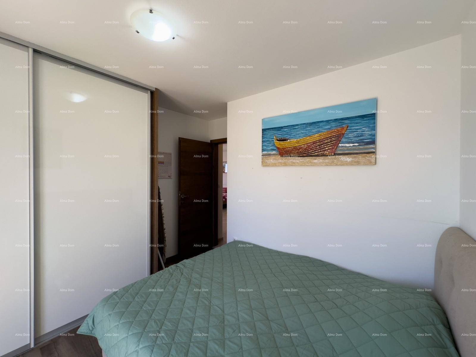 Schlafzimmer mit Doppelbett und großem weißen Schiebetürenschrank.