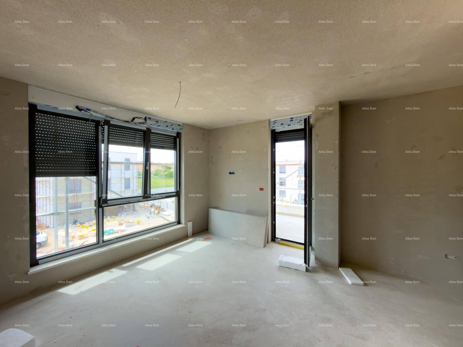 Großer, heller Raum im Rohbau mit mehreren Fenstern und Zugang zu einem Balkon.