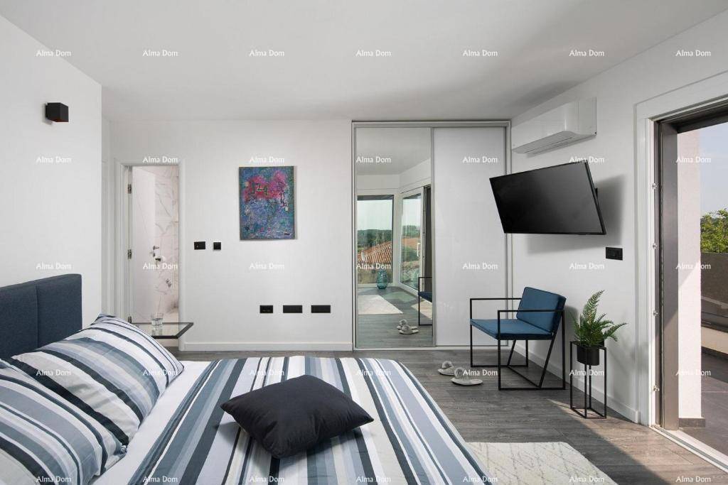 Schlafzimmer mit großem Bett, Spiegelschiebetüren und Blick auf die Umgebung.
