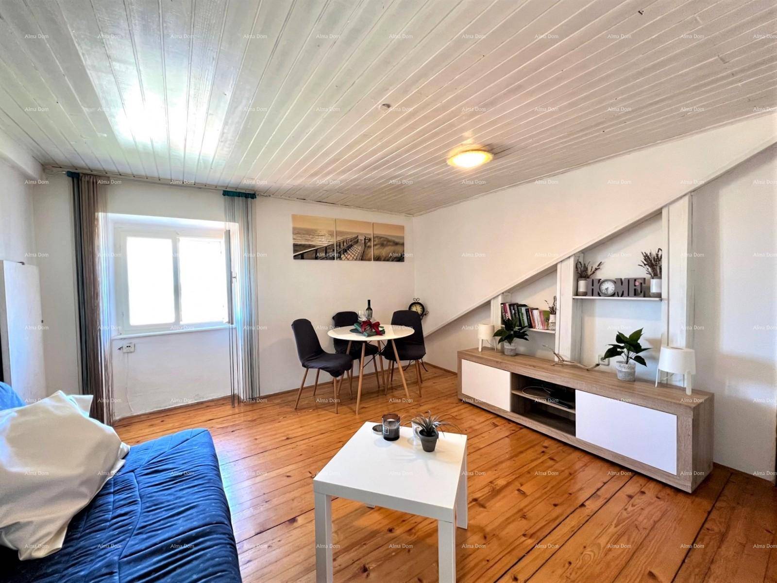 Heller Wohn- und Essbereich mit Holzboden, weißer Holzdecke und einem modernen TV-Möbel.