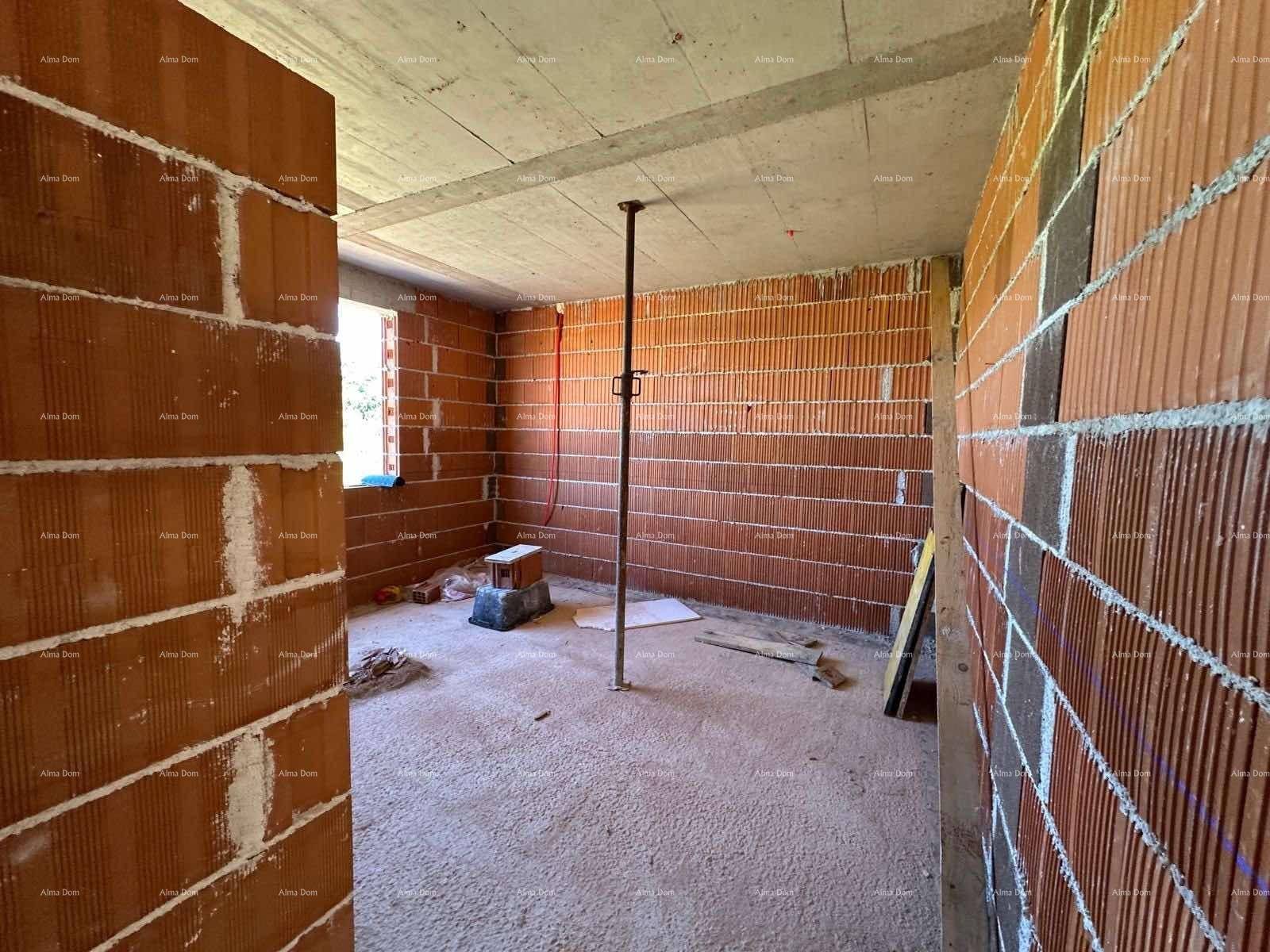Unfertiger Innenraum mit Ziegelwänden, Betonboden und Decke sowie einem Fensterrahmen.