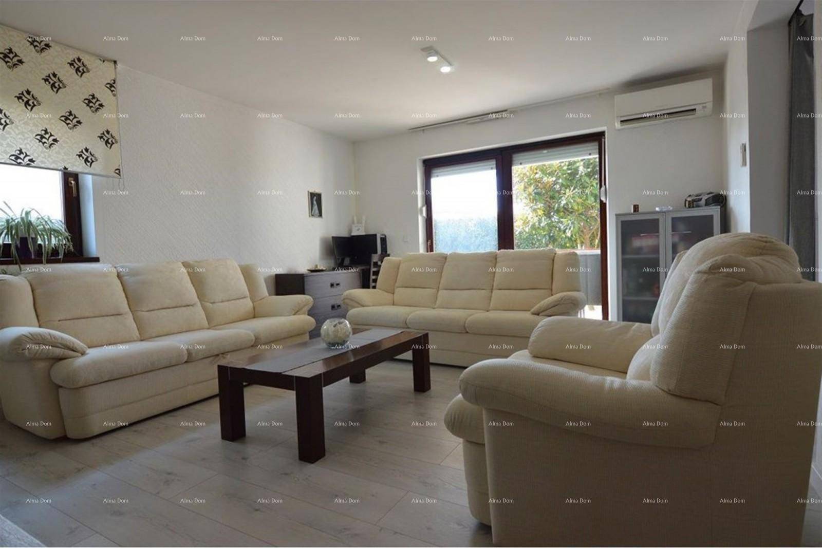 Geräumiges Wohnzimmer mit bequemen Sofas und Fenster mit Rollos.