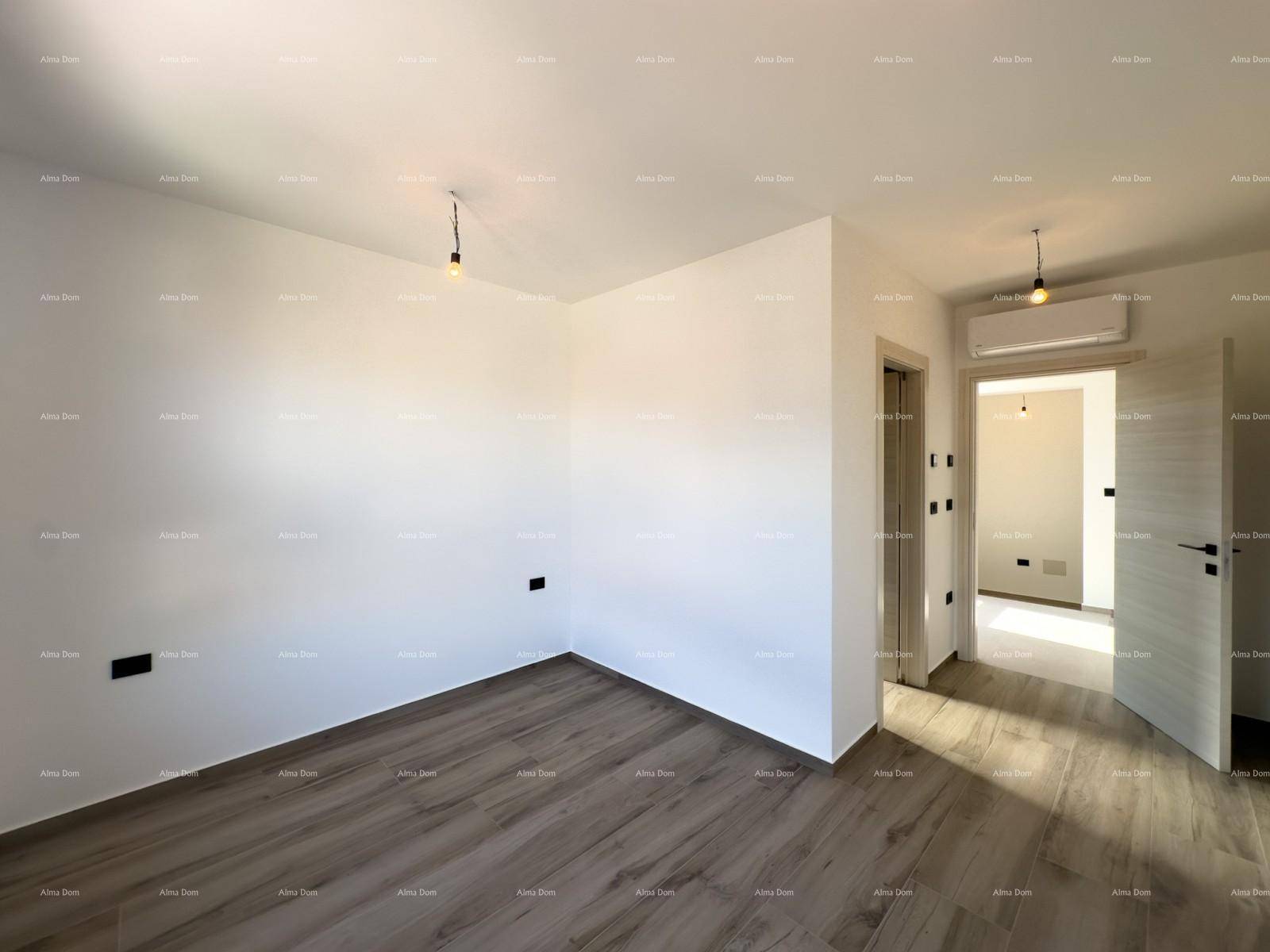 Geräumiger, heller Raum mit Holzoptik-Boden, ideal als Schlafzimmer oder Arbeitszimmer.