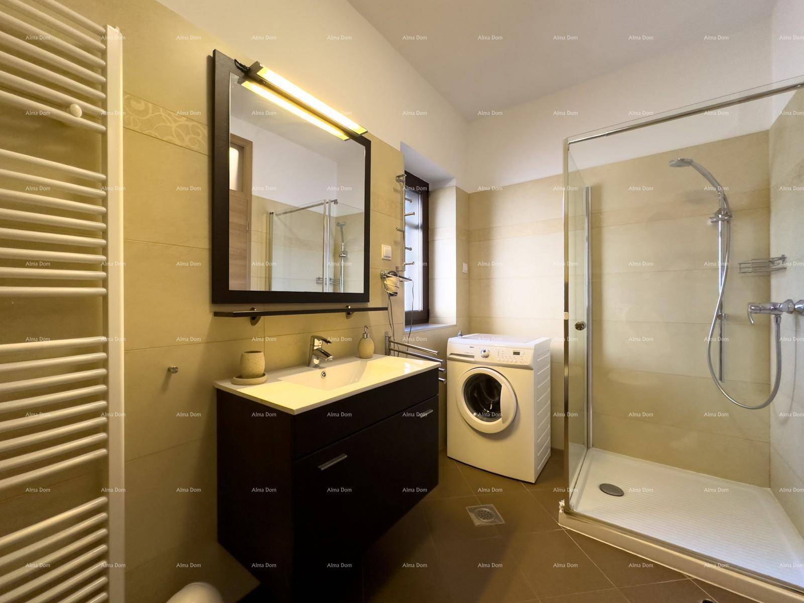 Modernes Badezimmer mit Dusche, Waschmaschine, Waschbecken und beheiztem Handtuchhalter.