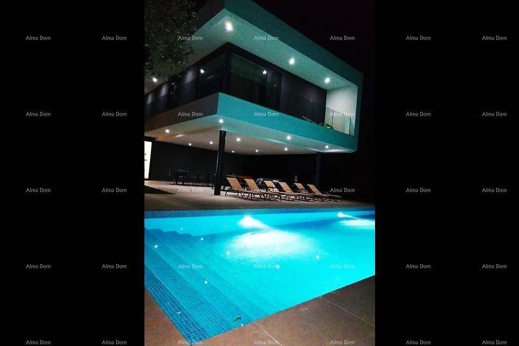 Moderne Villa bei Nacht mit beleuchtetem Swimmingpool und stimmungsvoller Außenbeleuchtung.