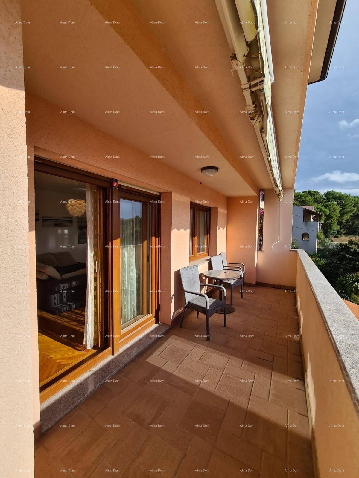 Geräumiger Balkon mit Fliesenboden und Sitzgelegenheiten, ideal zum Entspannen im Freien.