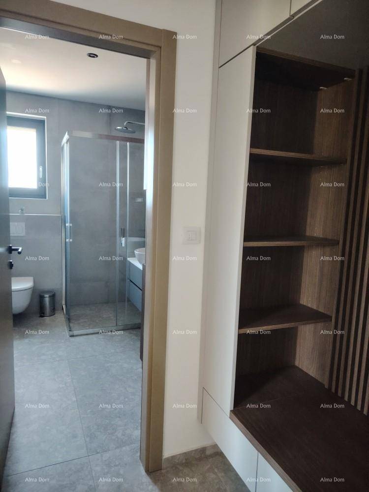 Flur mit integriertem Stauraum und Blick in ein modernes Badezimmer mit Dusche und Fenster.