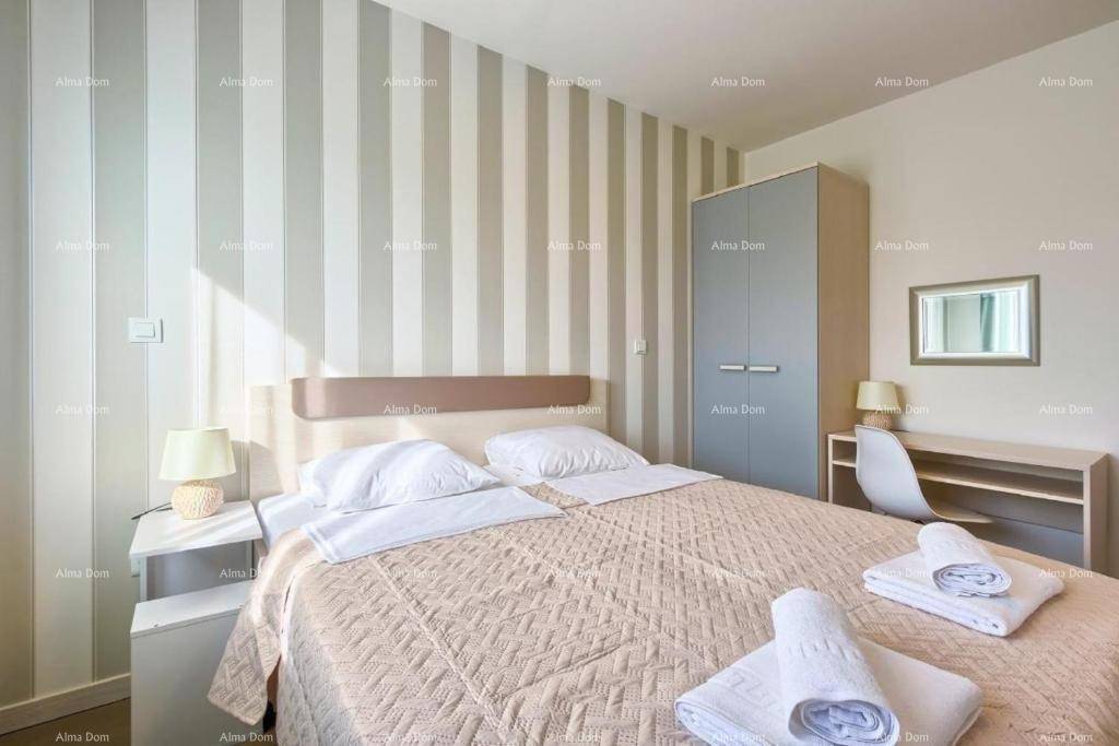 Helles Schlafzimmer mit Doppelbett, Kleiderschrank und Schreibtischbereich.