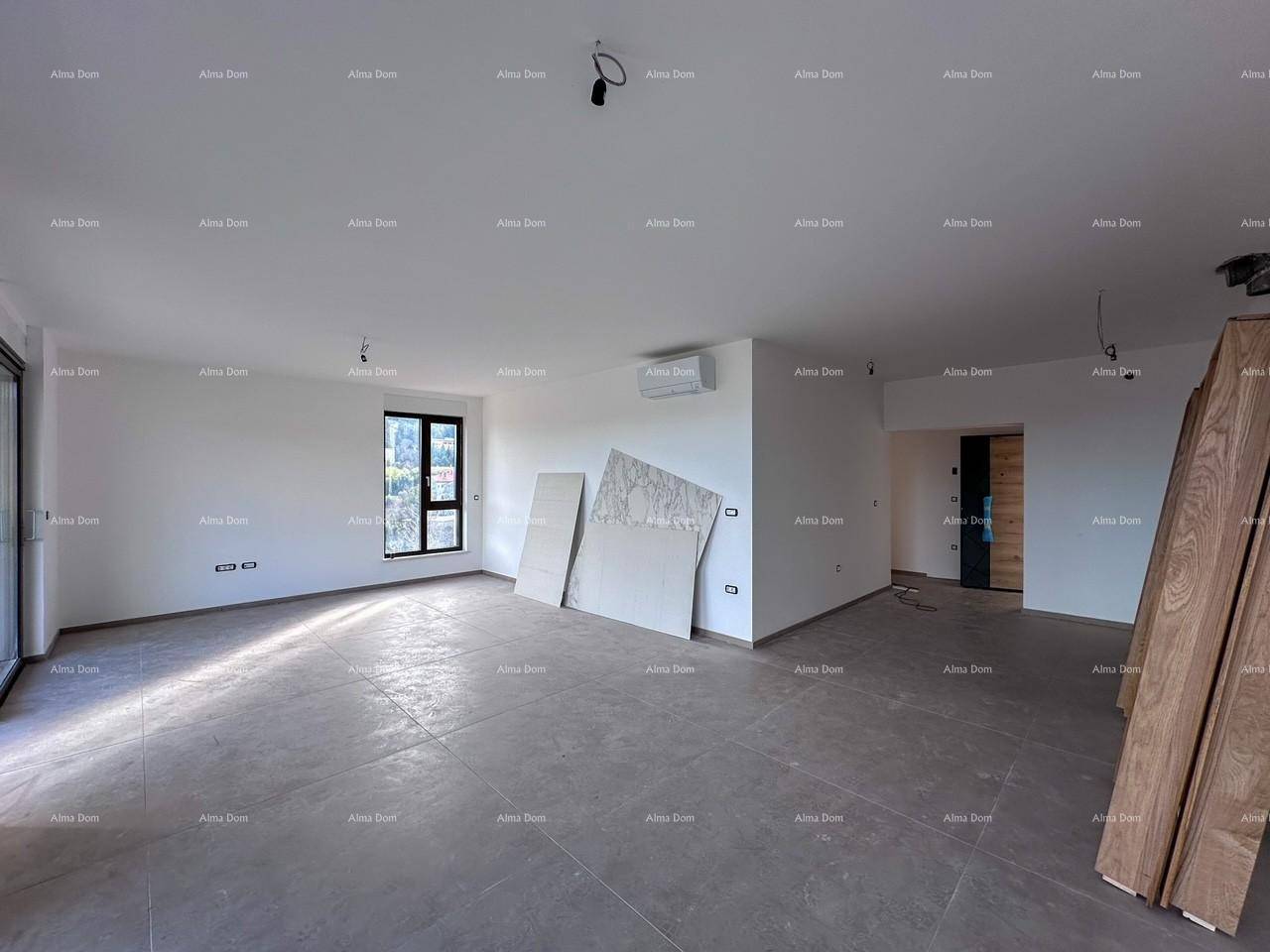 Heller Wohnraum im Rohbau mit Fliesenboden und vorbereiteten Installationen.