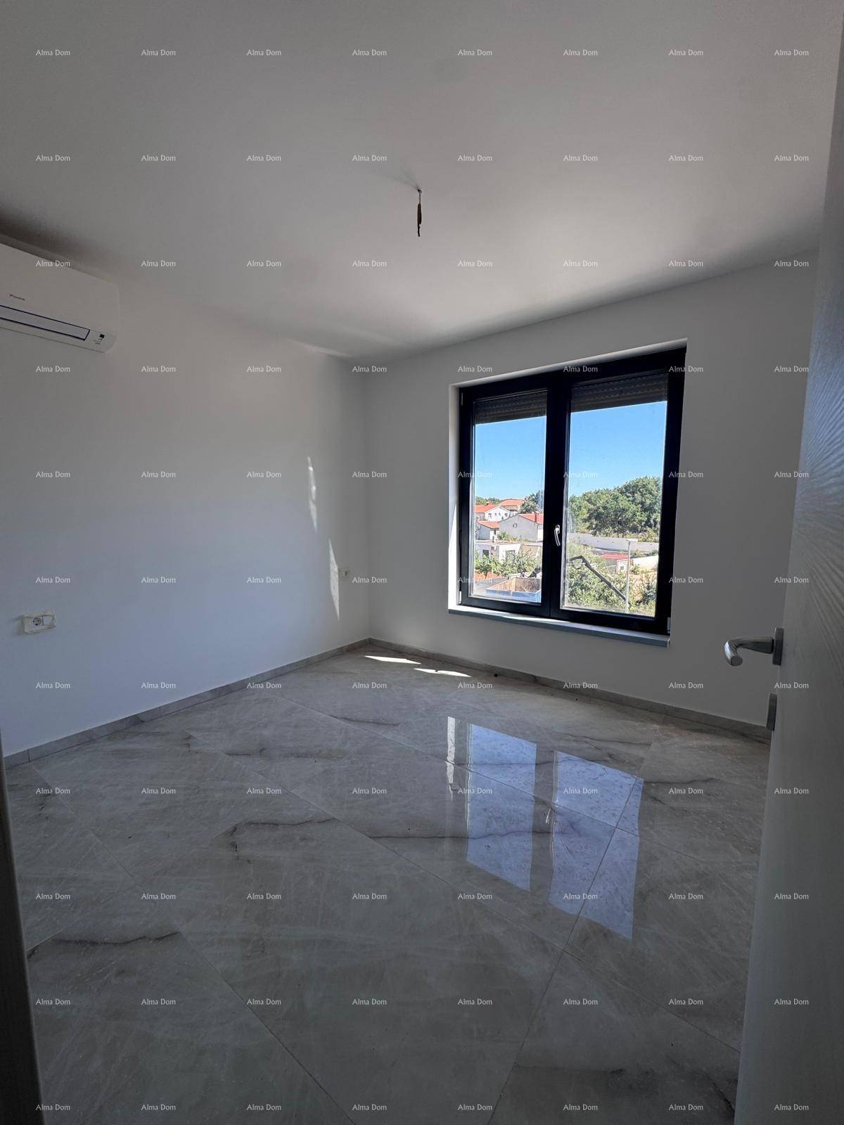 Helles Schlafzimmer mit modernen Fliesen und großem Fenster mit Blick ins Grüne.